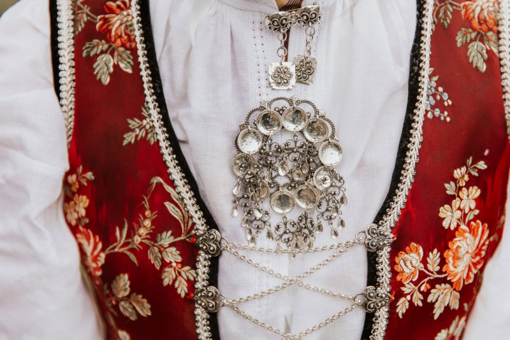 Ekte norsk bunadsølv og tradisjonelt broderi fra bryllupsportrett ved Lysefjorden.