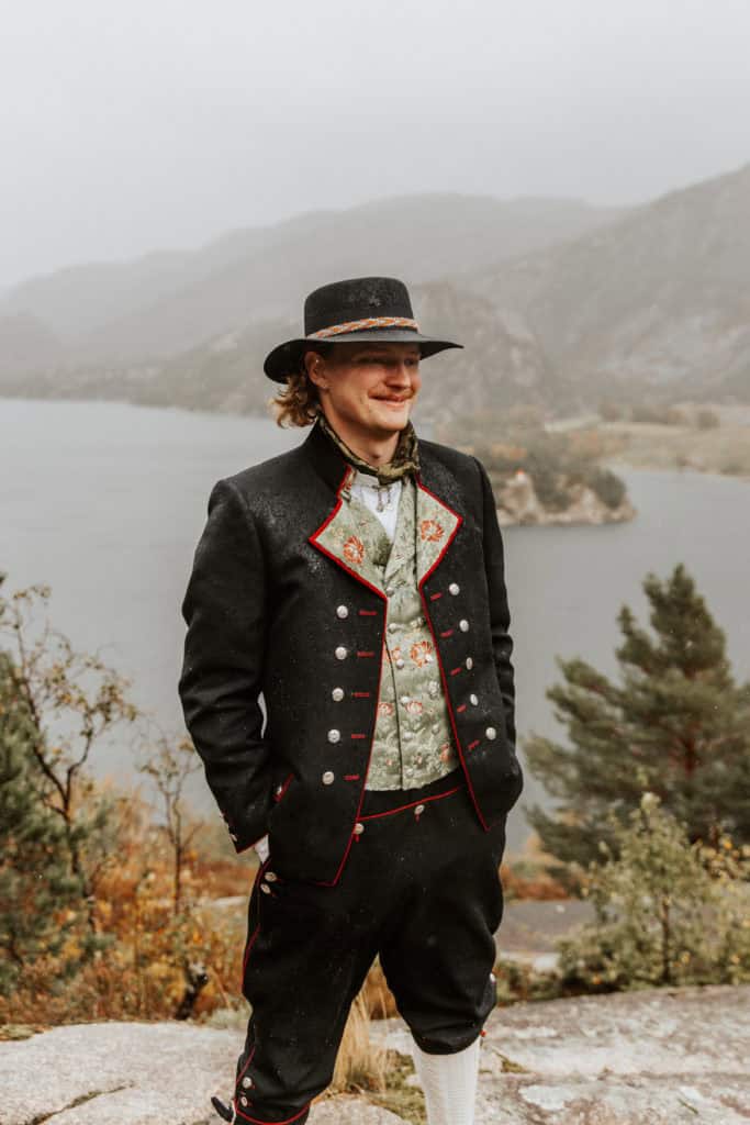 Bryllupsfotograf Ane Lindstad fanger romantisk øyeblikk med fjordutsikt i bakgrunnen.