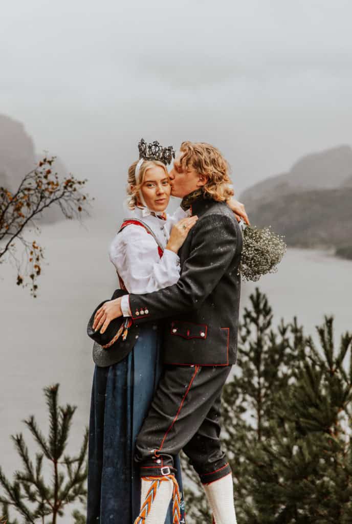 bryllupsbilder i lysefjorden,bryllup lysefjorden,bryllupsfotograf bergen,bryllupsfotograf stavanger,dokumentariske bryllupsbilder lysefjorden,høstbryllup,fjellbryllup,bryllupsbilder fjell,bryllupsbilder ved lysefjorden,bryllupsfotografering ved lysefjorden