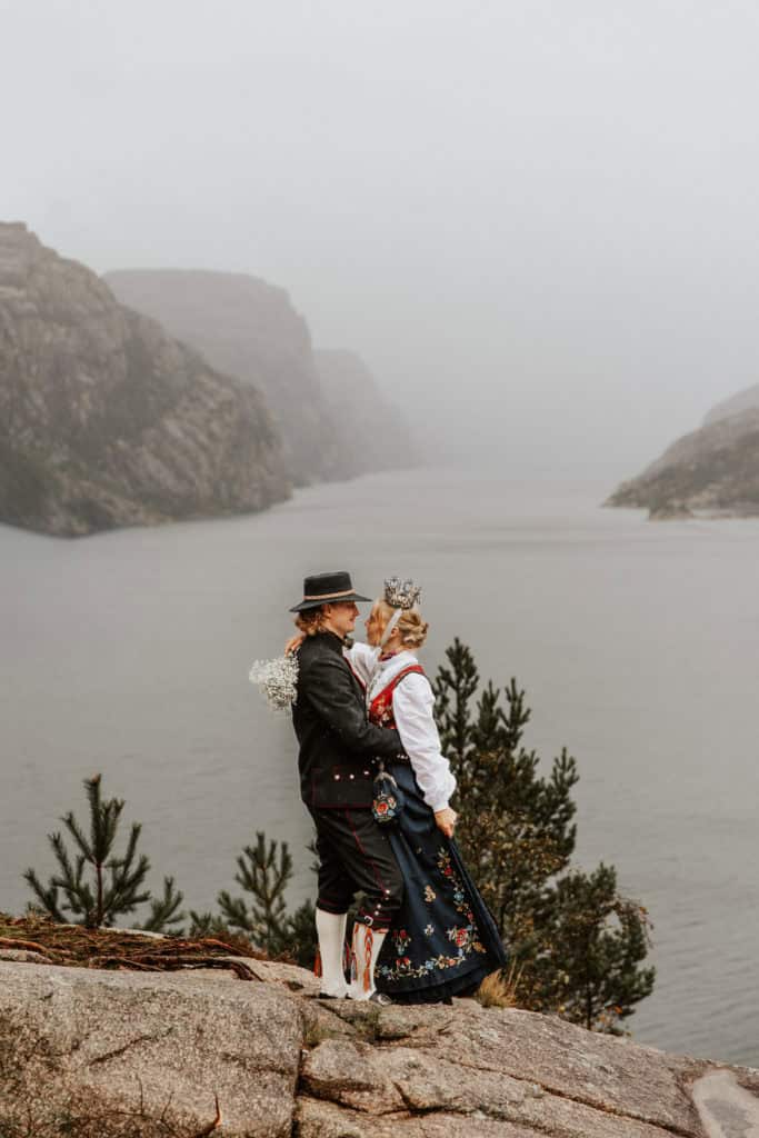 bryllupsbilder i lysefjorden,bryllup lysefjorden,bryllupsfotograf bergen,bryllupsfotograf stavanger,dokumentariske bryllupsbilder lysefjorden,høstbryllup,fjellbryllup,bryllupsbilder fjell,bryllupsbilder ved lysefjorden,bryllupsfotografering ved lysefjorden