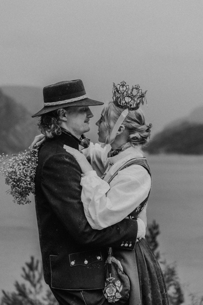 Bryllupsfoto av brudepar med tradisjonelle klær ved Lysefjorden.
