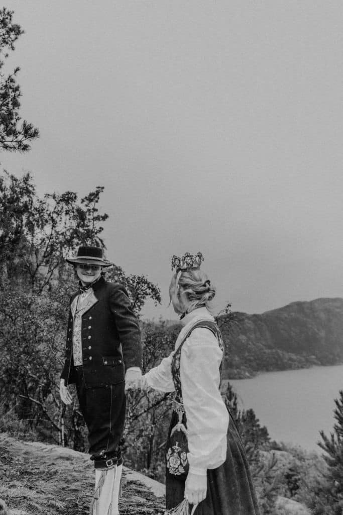 Bryllupsportrett av brudepar med fjord og fjell i bakgrunnen, tatt ved Lysefjorden.