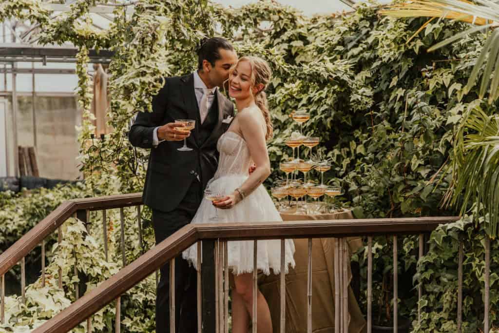 Bryllupsfoto av et par i en botanisk hage, fotografert av Ane Lindstad. Profesjonell bryllupsfotogra.